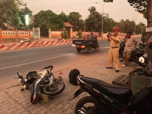 Hiện trường nữ sinh bị cướp giật điện thoại, k&eacute;o l&ecirc; hơn chục m&eacute;t tr&ecirc;n đường.