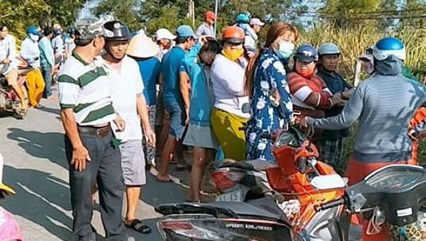 Người d&acirc;n theo d&otilde;i tại hiện trường vụ &aacute;n.