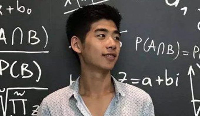 Thomas Xin Qilong - người từng g&acirc;y x&ocirc;n xao b&aacute;o giới khi tr&uacute;ng tuyển ĐH Harvard năm 2016. Ảnh: Handout