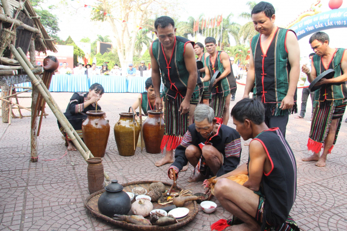 Thầy c&uacute;ng cắt tiết g&agrave; lấy huyết pha với rượu để b&ocirc;i l&ecirc;n c&aacute;c vật dụng trong nh&agrave;