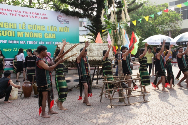 Thổi đinh năm (Uk mbu&ocirc;t) v&agrave; m&uacute;a &ldquo;Mừng l&uacute;a mới được m&ugrave;a&rdquo;