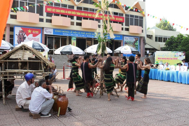 Mời du kh&aacute;ch thưởng thức rượu cần v&agrave; h&ograve;a c&ugrave;ng nhịp xoang M&rsquo;N&ocirc;ng