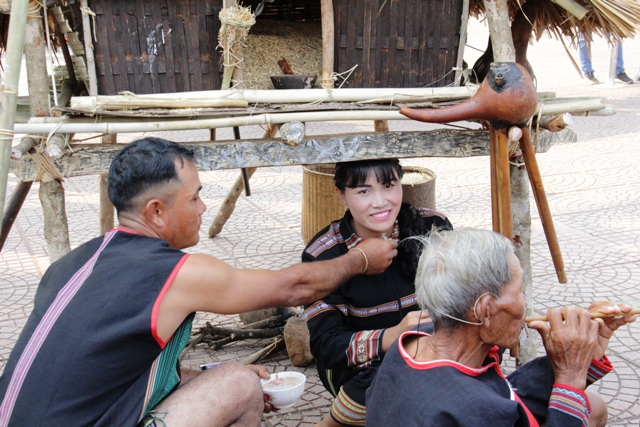 B&ocirc;i bột gạo v&agrave; huyết g&agrave; v&agrave;o cổ để cầu ch&uacute;c sức khỏe