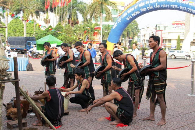 Buổi lễ diễn ra trong tiếng cồng chi&ecirc;ng rộn r&atilde;