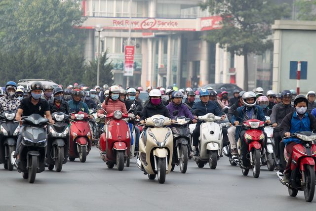 Theo c&aacute;c chuy&ecirc;n gia H&agrave; Nội n&ecirc;n th&iacute; điểm cấm xe m&aacute;y tuyến đường trung t&acirc;m TP, rồi mới mở rộng ra b&ecirc;n ngo&agrave;i. (Ảnh: To&agrave;n Vũ)