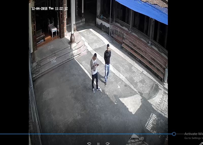 Hai thanh ni&ecirc;m xăm tr&ocirc;̉ đ&acirc;̀y mình vào nhà &ocirc;ng Kỳ đ&ecirc;̉ đòi nợ khoản nợ của người khác