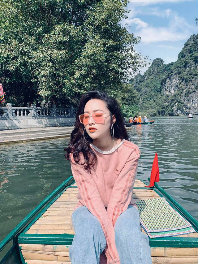 Ngo&agrave;i đời, t&iacute;nh c&aacute;ch Ho&agrave;ng Mai Anh kh&aacute; giống Tr&uacute;c, thẳng thắn, bộc trực nhưng rất quan t&acirc;m người kh&aacute;c.