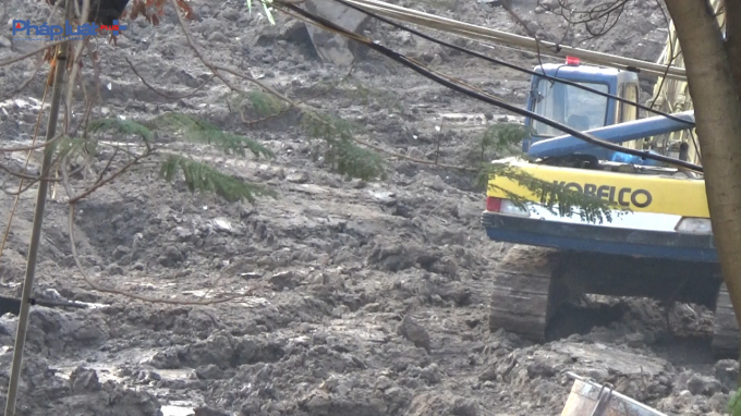 M&aacute;y ủi, m&aacute;y x&uacute;c vẫn đang t&iacute;ch cực san lấp mặt bằng phục vụ thi c&ocirc;ng.