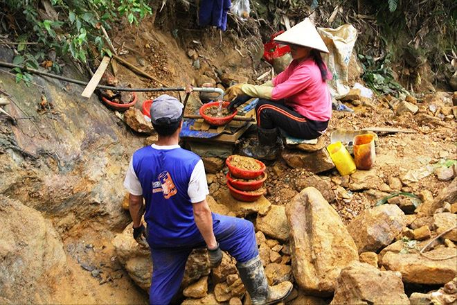 Bất chấp nguy hiểm, nhiều người vẫn liều m&igrave;nh khai th&aacute;c v&agrave;ng tr&aacute;i ph&eacute;p tại khu vực mỏ v&agrave;ng Bồng Mi&ecirc;u.