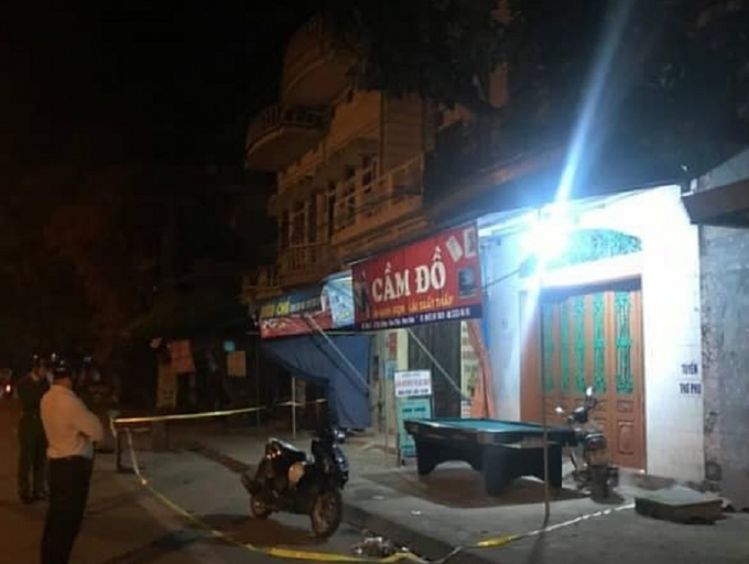 Lực lượng chức năng phong tỏa hiệu cầm đồ nơi xảy ra vụ việc.