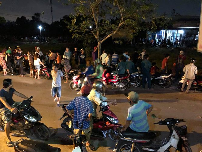 Người d&acirc;n ở huyện H&oacute;c M&ocirc;n (TPHCM) tụ tập xem vụ &aacute;n mạng trong đ&ecirc;m 11/3. Ảnh Ng&ocirc; B&igrave;nh.