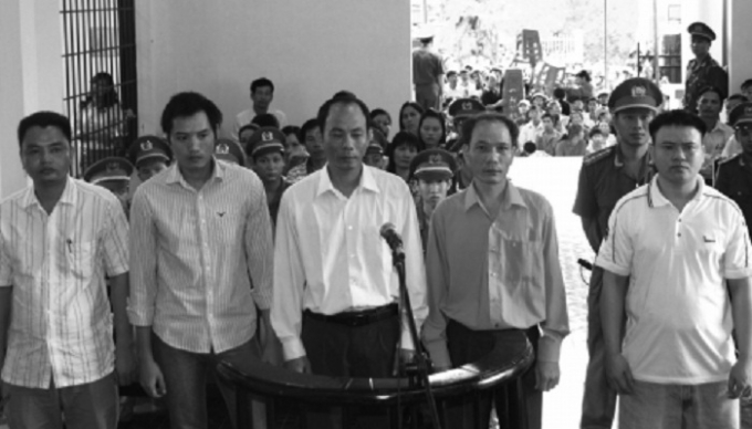 C&aacute;c bị c&aacute;o trong vụ &aacute;n tại một phi&ecirc;n t&ograve;a x&eacute;t xử.