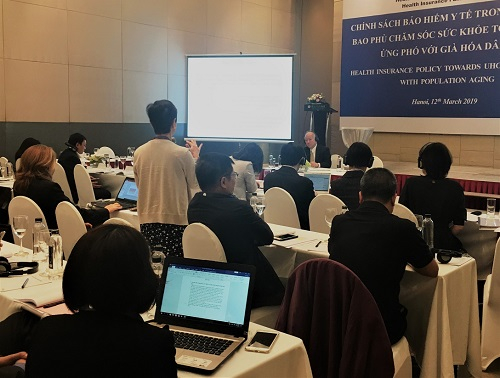 GS. Kenji Shimazaki, chuy&ecirc;n gia ch&iacute;nh s&aacute;ch an sinh x&atilde; hội, Học viện nghi&ecirc;n cứu ch&iacute;nh s&aacute;ch Quốc gia Nhật Bản (GRIPS) trả lời c&acirc;u hỏi của đại biểu