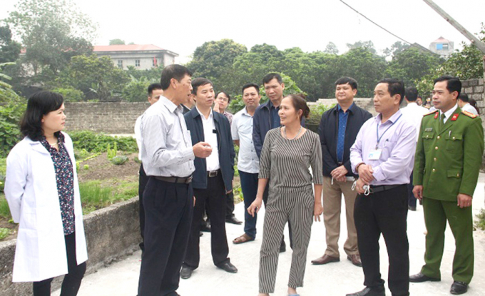 B&iacute; thư Tỉnh ủy B&ugrave;i Văn Hải (thứ 2 từ tr&aacute;i sang) chỉ đạo c&ocirc;ng t&aacute;c kiểm so&aacute;t dịch bệnh tại x&atilde; Lương Phong. Ảnh: Phương Nhung