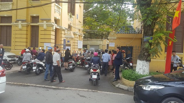 Nh&oacute;m người li&ecirc;n tục qu&acirc;y k&iacute;n cổng, ngăn cản hoạt động của Sở.&nbsp;&nbsp;