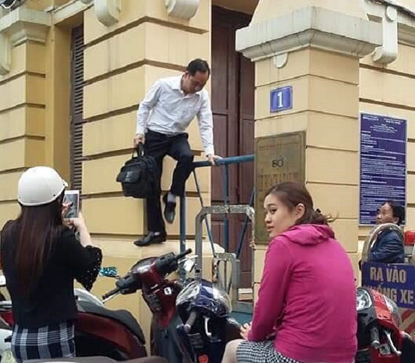 Người đến li&ecirc;n hệ c&ocirc;ng t&aacute;c phải tr&egrave;o qua cổng Sở.