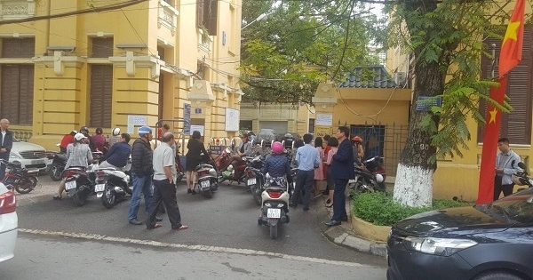 Khách đến làm việc tại Sở KH&ĐT Hải Phòng phải trèo qua cổng!