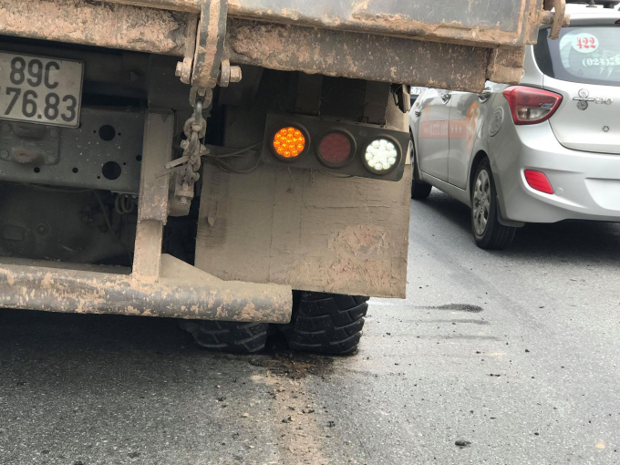 Lốp xe nổ v&igrave; xe tải c&oacute; dấu hiệu qu&aacute; tải.