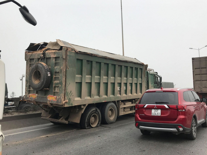 Xe tải gặp sự cố tr&ecirc;n Cầu Thanh Tr&igrave;.