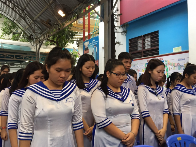 Trong ph&uacute;t mặc niệm thi&ecirc;ng li&ecirc;ng, nhiều em kh&ocirc;ng khỏi x&uacute;c động