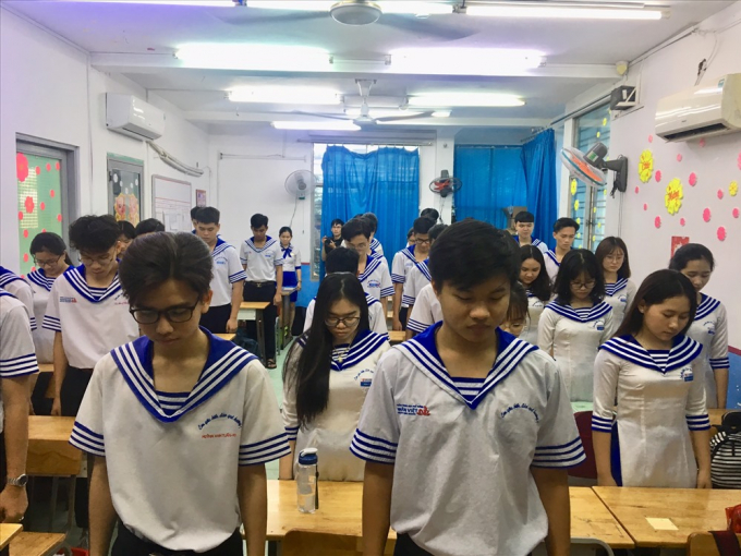 Ngay trong lớp học Gạc Ma, c&aacute;c em d&agrave;nh một ph&uacute;t mặc niệm để tưởng nhớ c&aacute;c anh h&ugrave;ng liệt sĩ đ&atilde; hy sinh cho đất nước&nbsp;