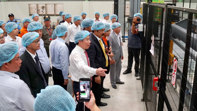 Tổng Gi&aacute;m đốc Trần Qu&iacute; Thanh trực tiếp hướng dẫn c&aacute;c kh&aacute;ch mời tham quan nh&agrave; m&aacute;y.