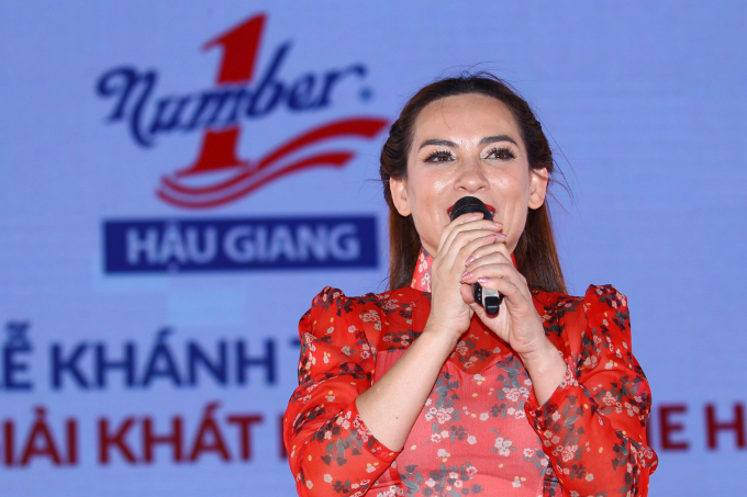 &nbsp;Sự kiện kh&aacute;nh th&agrave;nh Nh&agrave; m&aacute;y Number One Hậu Giang c&ograve;n c&oacute; sự tham gia bất ngờ của nữ ca sĩ Phi Nhung.