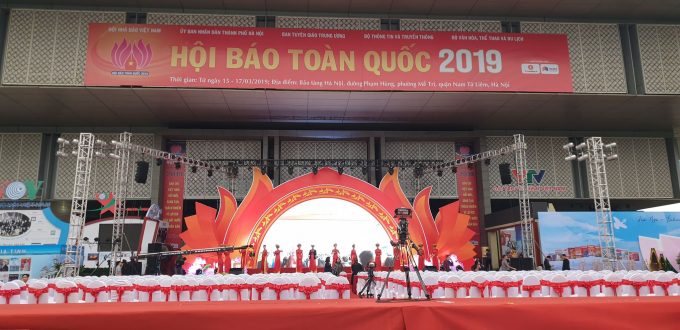 To&agrave;n cảnh s&acirc;n khấu Hội B&aacute;o trước giờ khai mạc.
