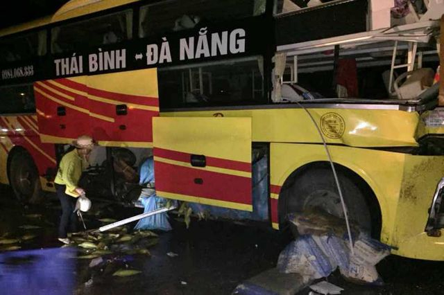 Thời điểm xảy ra va chạm, tr&ecirc;n xe kh&aacute;ch c&oacute; khoảng 20 người.