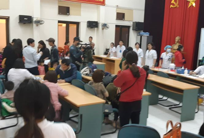 Số lượng trẻ đến x&eacute;t nghiệm qu&aacute; đ&ocirc;ng n&ecirc;n BV Nhiệt đới Trung ương phải sử dụng cả Hội trường để l&agrave;m nơi đ&oacute;n tiếp.