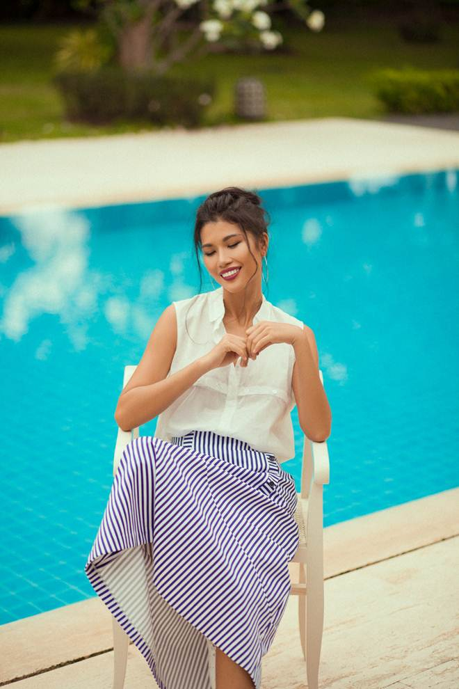 Bộ ảnh được thực hiện tại hồ bơi nh&agrave; c&ocirc;, căn biệt thự ri&ecirc;ng ở quận 9.Si&ecirc;u mẫu Trang lạ được biết đến với phong c&aacute;ch thời trang ấn tượng, c&aacute; t&iacute;nh.