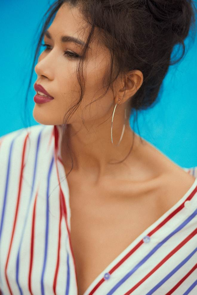 Trang Lạ n&oacute;ng bỏng, sexy với trang phục kẻ sọc