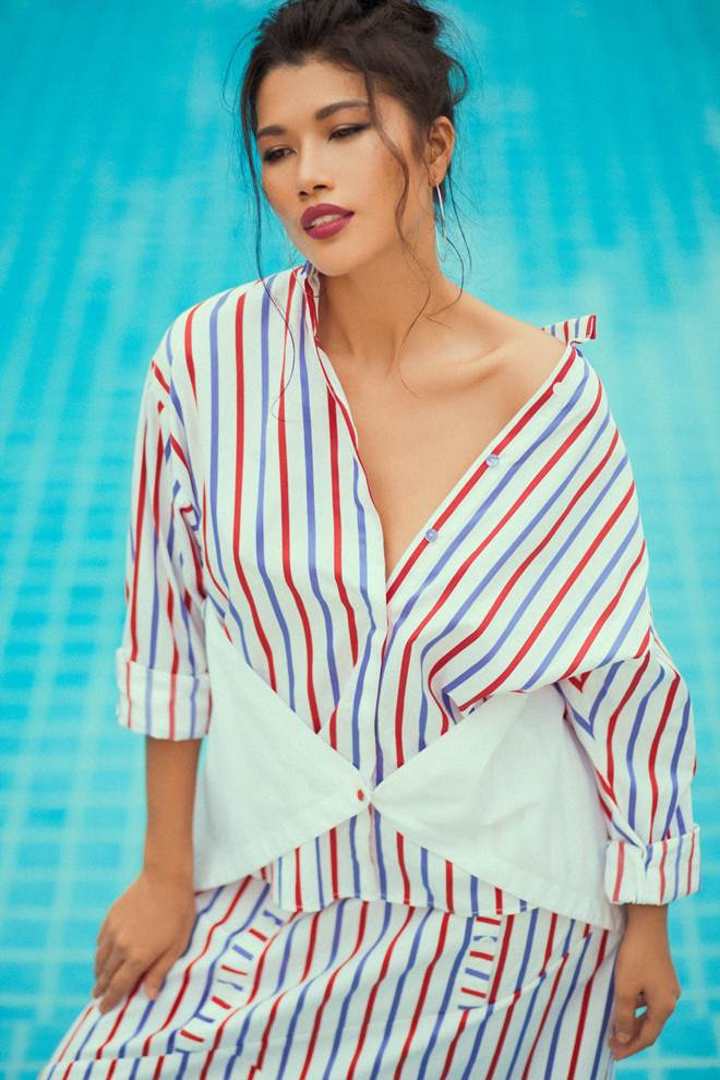 Kẻ sọc v&agrave; in họa tiết hoa được s&aacute;ng tạo tr&ecirc;n một nền vải tạo ấn tượng cho người mặc.