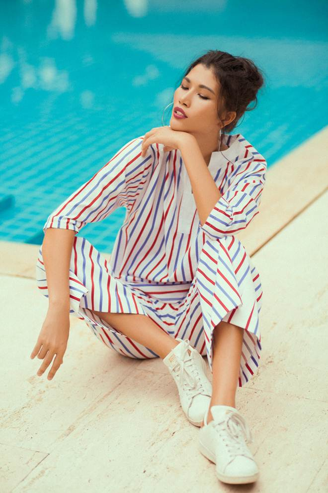 Trang Lạ n&oacute;ng bỏng, sexy với trang phục kẻ sọc