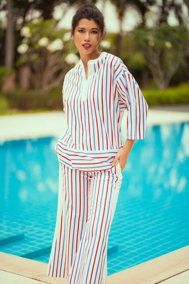 Trang Lạ n&oacute;ng bỏng, sexy với trang phục kẻ sọc