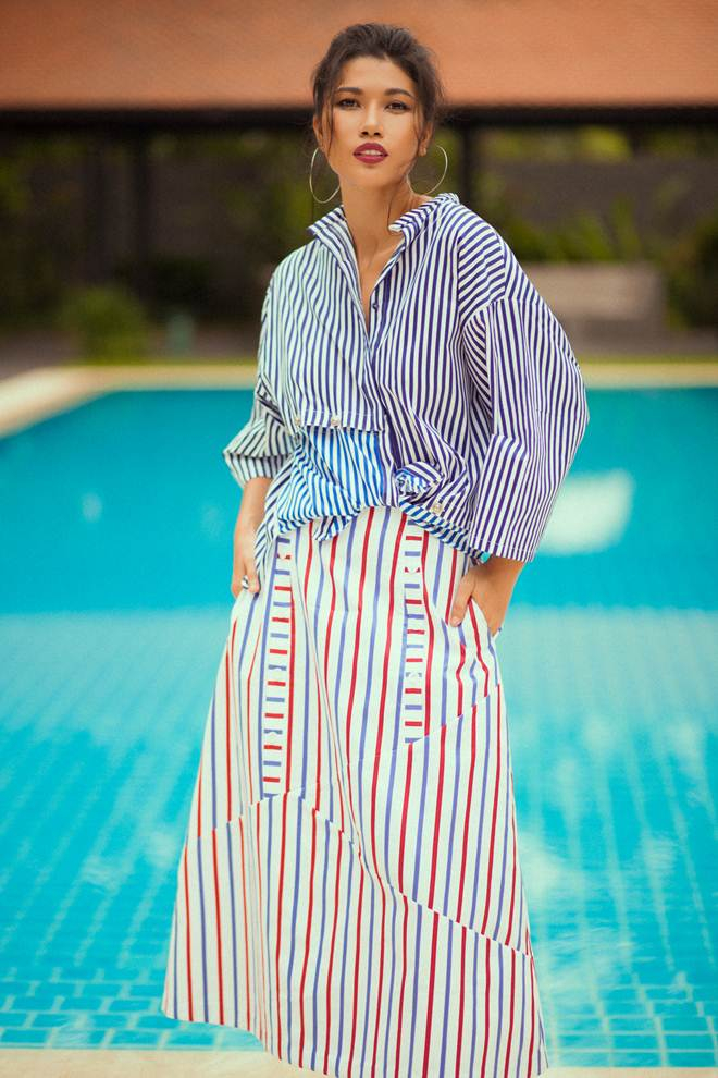 Để trang phục th&ecirc;m sinh động, chiếc &aacute;o sơ mi hay v&aacute;y được phối hợp với họa tiết kh&aacute;c của nh&agrave; thiết kế Anna V&otilde;.