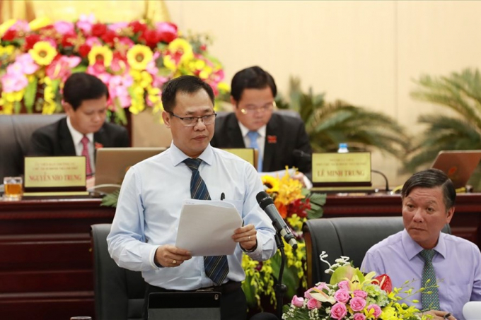 Gi&aacute;m đốc Sở X&acirc;y dựng Đ&agrave; Nẵng Vũ Quang H&ugrave;ng (b&ecirc;n tr&aacute;i) được điều động về l&agrave;m B&iacute; thư quận Li&ecirc;n Chiểu.