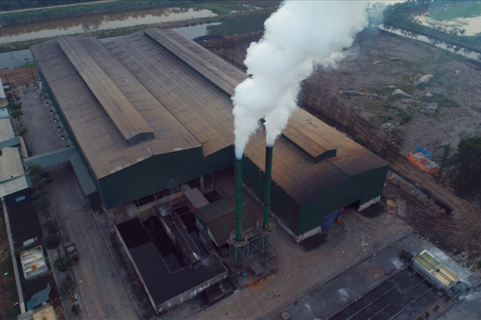 Hai cột kh&oacute;i của nh&agrave; m&aacute;y nh&agrave; m&aacute;y xử l&yacute; r&aacute;c thải x&atilde; Việt Hồng nhả kh&oacute;i cả đ&ecirc;m lẫn ng&agrave;y. Ảnh: T.Ch&iacute;
