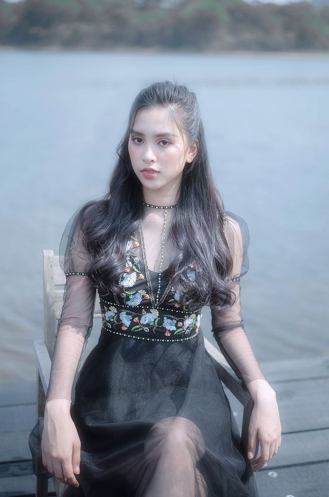 Sau 6 th&aacute;ng đăng quang, Hoa hậu Tiểu Vy ng&agrave;y c&agrave;ng toả s&aacute;ng với nhan sắc rực rỡ của tuổi 18.