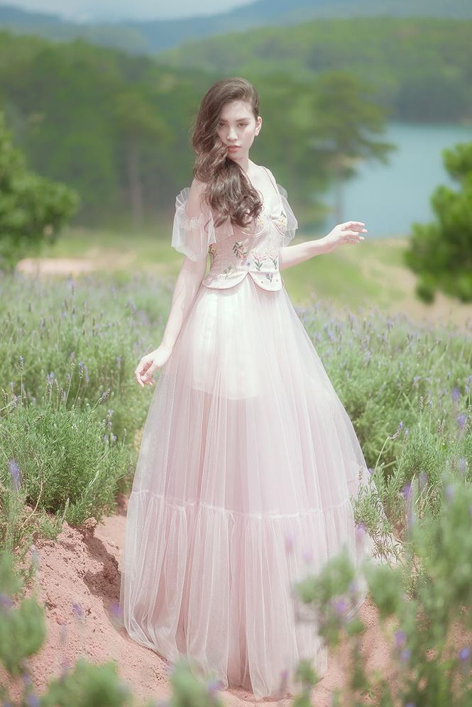 Chỉ sau nửa năm đăng quang nhưng Hoa hậu Tiểu Vy l&agrave; một trong những n&agrave;ng hậu được đ&aacute;nh gi&aacute; l&agrave; c&oacute; sức ảnh hưởng đến cộng đồng.