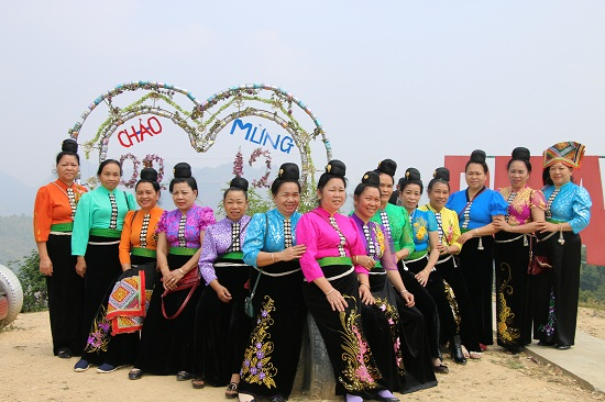 N&uacute;i non h&ugrave;ng vĩ, cảnh đẹp hoang sơ, tươi đẹp, kh&iacute; hậu trong l&agrave;nh, m&aacute;t mẻ, tạo cho Pha Đin trở th&agrave;nh một thi&ecirc;n đường du lịch, trải nghiệm của du kh&aacute;ch thập phương.