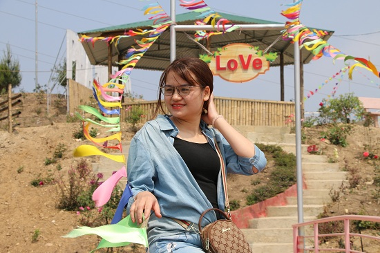 Du kh&aacute;ch đến tham quan, trải nghiệm tại đỉnh đ&egrave;o Pha Đin huyền thoại để chụp ảnh, lưu giữ kỷ&nbsp;niệm đẹp.