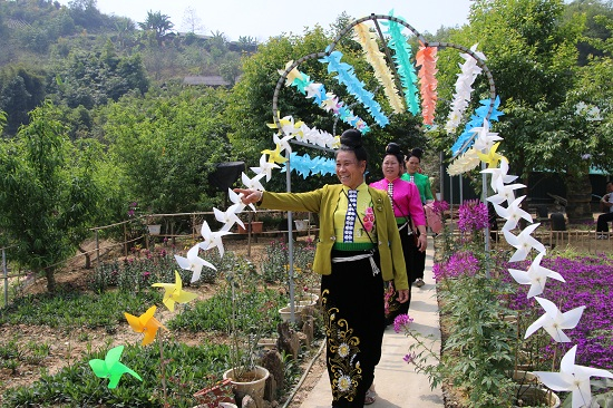 Một trong những điểm nhấn khi trải nghiệm tr&ecirc;n đỉnh đ&egrave;o đ&oacute; ch&iacute;nh l&agrave; đồi chong ch&oacute;ng với nhiều m&agrave;u sắc sặc sỡ, tung bay trong gi&oacute;.&nbsp;