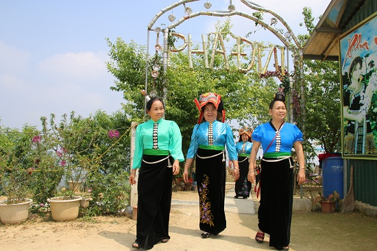 Nhờ cảnh đẹp n&ecirc;n thơ v&agrave; c&oacute; khu du lịch sinh th&aacute;i ngay tr&ecirc;n đỉnh đ&egrave;o n&ecirc;n rất nhiều du kh&aacute;ch thập phương kh&ocirc;ng ngại đường xa đến với Pha Đin.