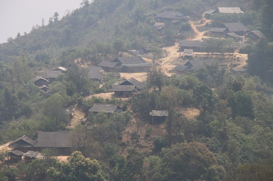 Đứng từ tr&ecirc;n đỉnh đ&egrave;o c&oacute; thể ph&oacute;ng tầm mắt nh&igrave;n cảnh n&uacute;i non h&ugrave;ng vĩ v&agrave; những bản l&agrave;ng nhấp nh&ocirc;&nbsp;ph&iacute;a những sườn đồi.