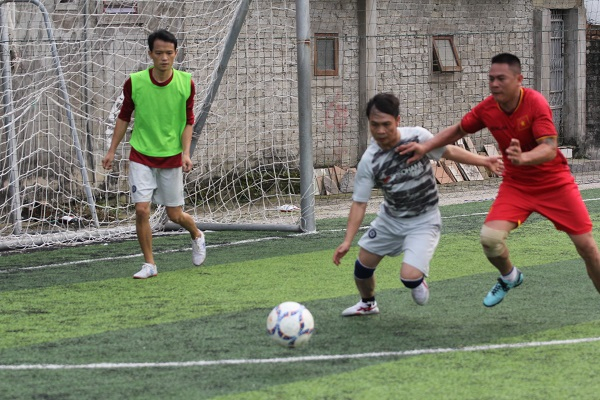 Một pha b&oacute;ng kịch t&iacute;nh trong trận chung kết.