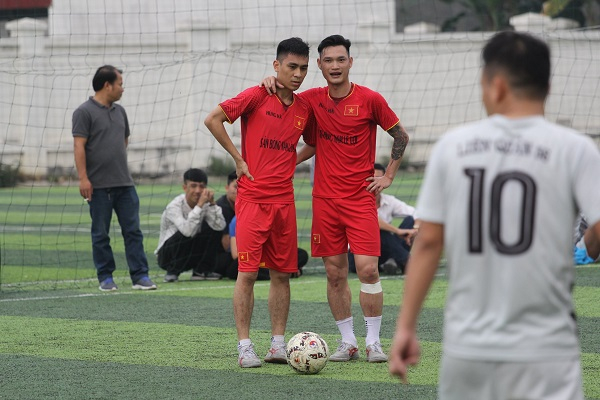 Cầu thủ xuất sắc nhất giải Nguyễn Hữu Huy (đỏ, tr&aacute;i) v&agrave; vua ph&aacute; lưới Nguyễn Đ&igrave;nh Hiệp (đỏ, phải)