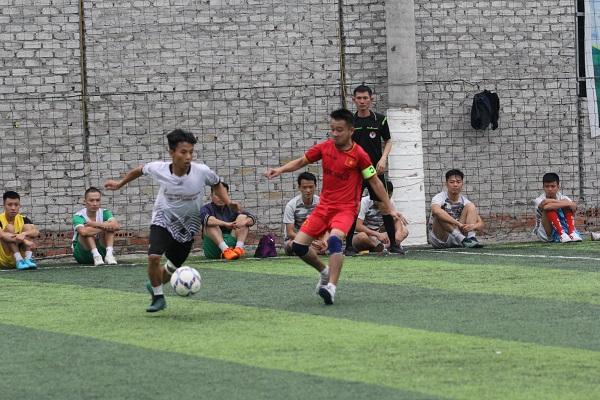 Ảnh 4: Đội trưởng đội b&oacute;ng Khối 7 Cao Trọng Th&agrave;nh (&aacute;o đỏ) lu&ocirc;n thi đấu hết m&igrave;nh.