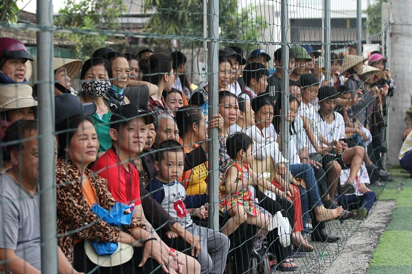 Ảnh 5: C&aacute;c trận đấu c&oacute; sự g&oacute;p mặt của đội b&oacute;ng Khối 7, lượng kh&aacute;n giả lu&ocirc;n đạt con số kỷ lục.