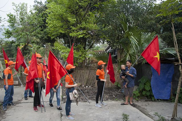 Trao tặng 6.000 l&aacute; cờ cho người dân tại 25 tỉnh biên giới